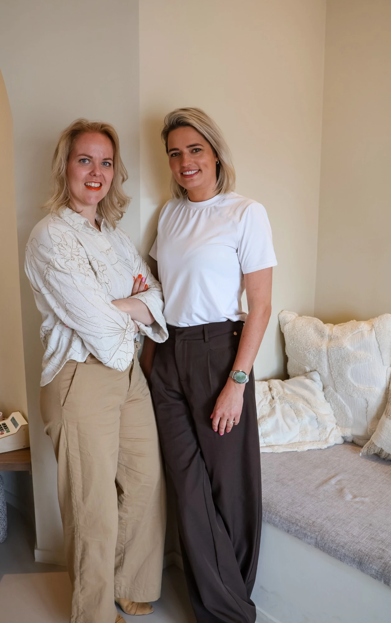 Anne en Daniëlle, de oprichters van FEMM, samen in een warme lichte ruimte