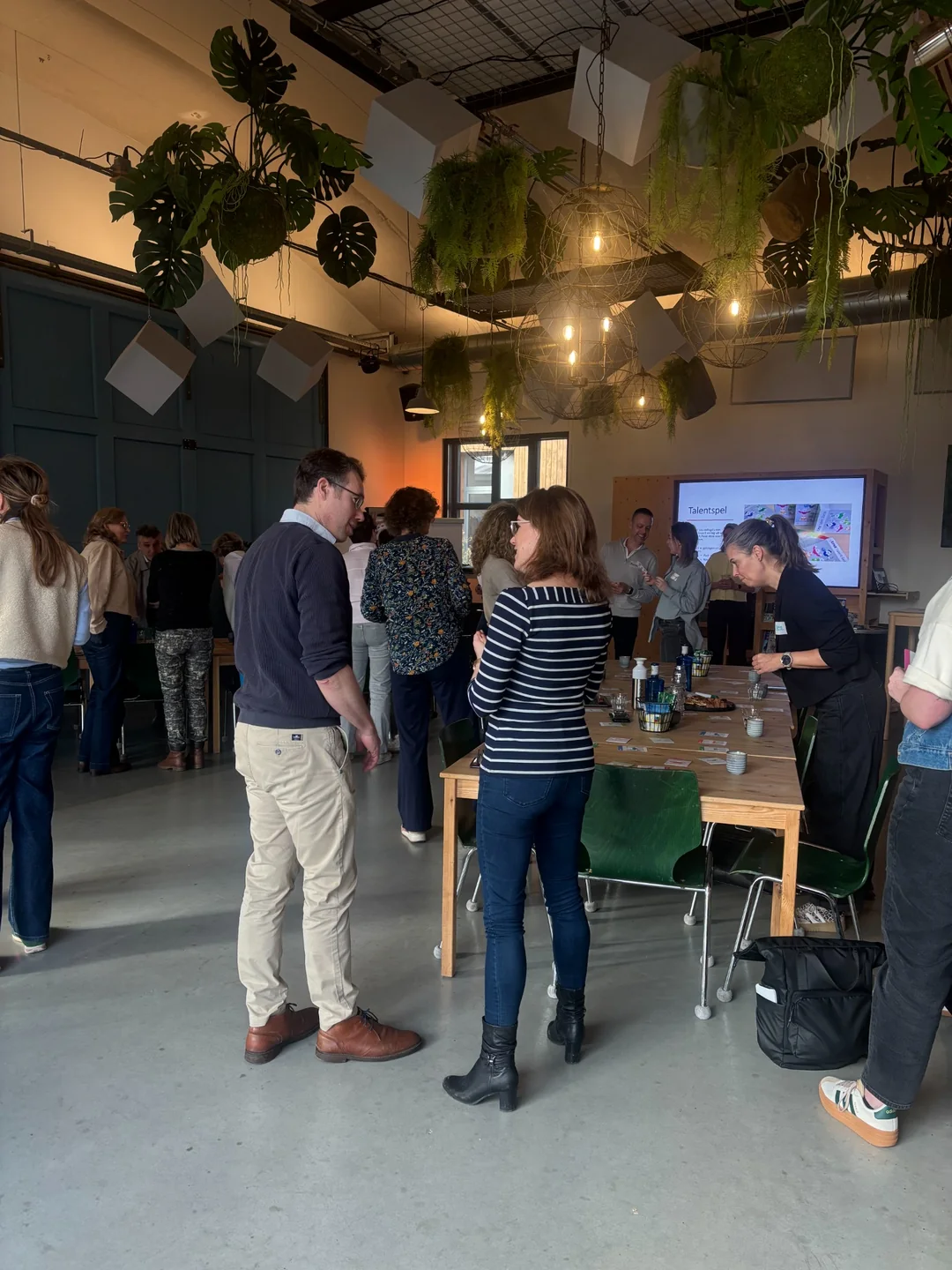 Deelnemers in gesprek rond een tafel tijdens een werksessie
